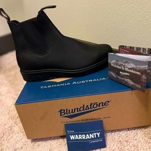 Pristine Blundstone Elastic Side Boot Dress size 9. Never before worn.